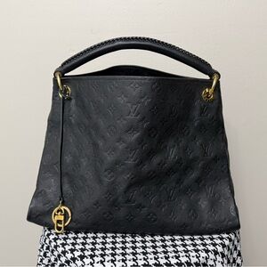 100% Authentic Louis Vuitton Artsy MM